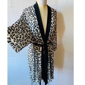 L🔥New Victoria Secret Leopard Print Robe🔥